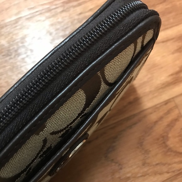 COACH Wristlet - LIKE NEW - Picture 3 of 7